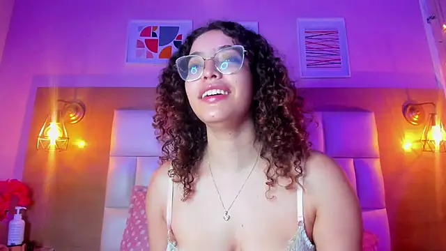 Snapshot of Dollar-girl chatting on 01-09-25, 12:09 Dollar-girl online show from 01-09-25, 12:09