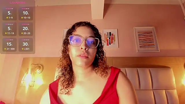 Snapshot of Dollar-girl chatting on 02-01-25, 11:43 Dollar-girl online show from 02-01-25, 11:43