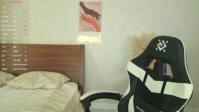 Snapshot of IdaValenti chatting on 09-30-25, 01:10 IdaValenti online show from 09-30-25, 01:10