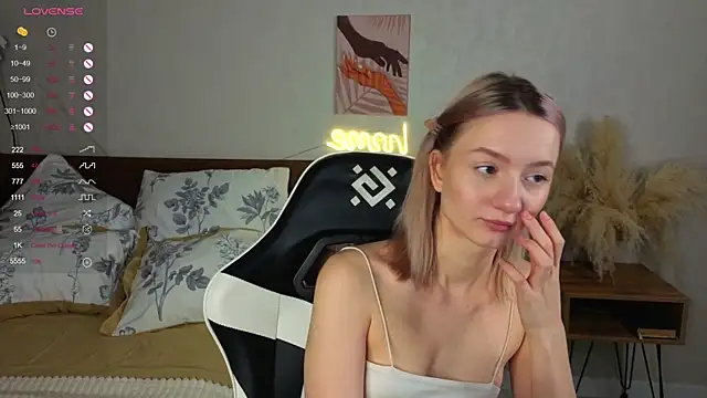 Snapshot of IdaValenti chatting on 10-13-25, 11:05 IdaValenti online show from 10-13-25, 11:05