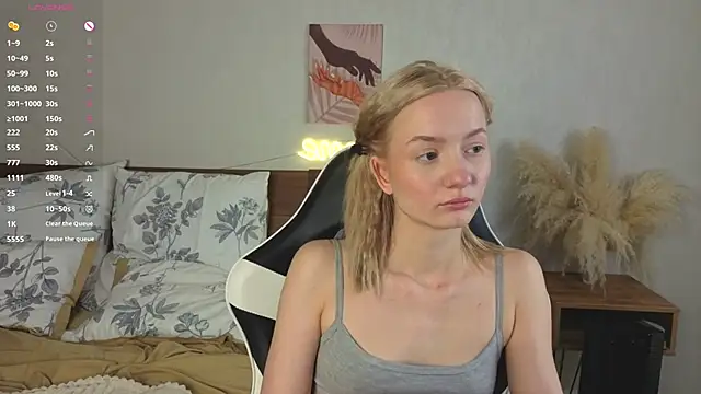 Snapshot of IdaValenti chatting on 10-25-25, 11:10 IdaValenti online show from 10-25-25, 11:10