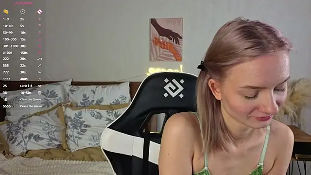 Snapshot of IdaValenti chatting on 10-27-25, 11:20 IdaValenti online show from 10-27-25, 11:20