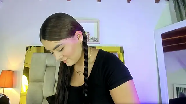 Snapshot of emmy_r chatting on 12-19-24, 12:12 emmy r online show from 12-19-24, 12:12