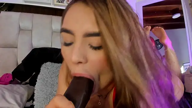 Snapshot of emmy_r chatting on 02-14-25, 03:05 emmy r online show from 02-14-25, 03:05