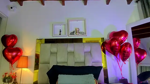 Snapshot of emmy_r chatting on 02-15-25, 12:11 emmy r online show from 02-15-25, 12:11