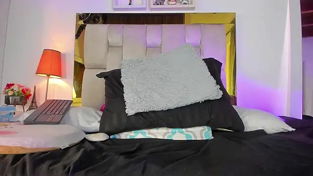 Snapshot of emmy_r chatting on 02-28-25, 03:15 emmy r online show from 02-28-25, 03:15