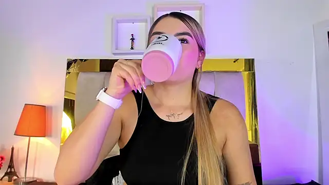 Snapshot of emmy_r chatting on 03-03-25, 12:16 emmy r online show from 03-03-25, 12:16