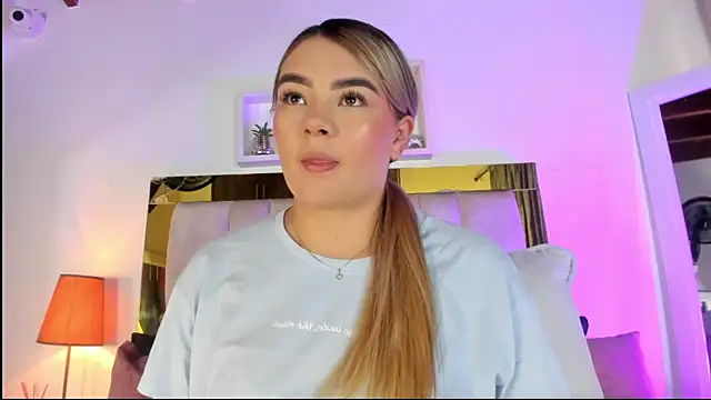 Snapshot of emmy_r chatting on 10-06-25, 12:02 emmy r online show from 10-06-25, 12:02