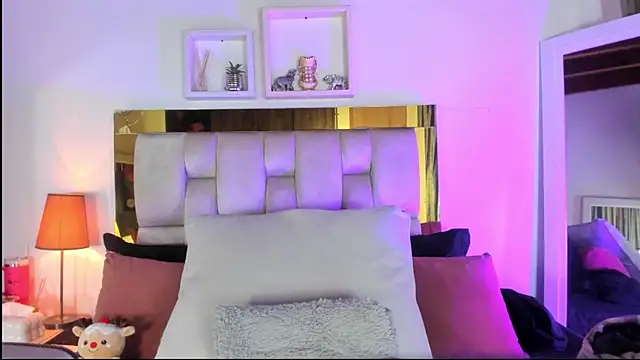 Snapshot of emmy_r chatting on 11-21-25, 12:15 emmy r online show from 11-21-25, 12:15