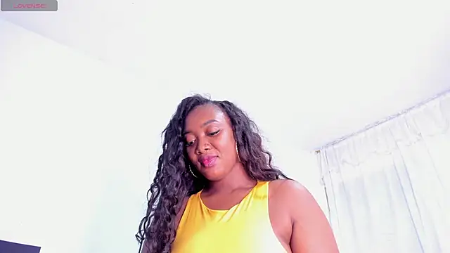 Snapshot of RoxannaBlanche chatting on 02-06-25, 11:04 RoxannaBlanche online show from 02-06-25, 11:04