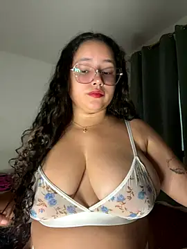 Snapshot of CurlyGirl_1 chatting on 10-22-25, 10:31 CurlyGirl 1 online show from 10-22-25, 10:31