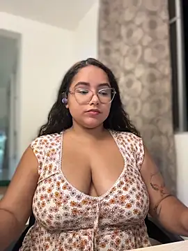 Snapshot of CurlyGirl_1 chatting on 06-11-26, 02:53 CurlyGirl 1 online show from 06-11-26, 02:53