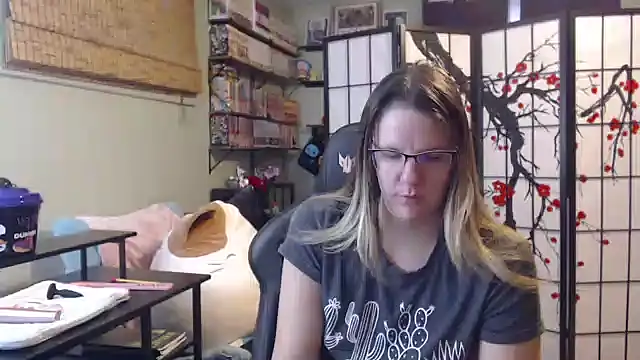 Sarahtineke online show from 02-06-26, 06:11