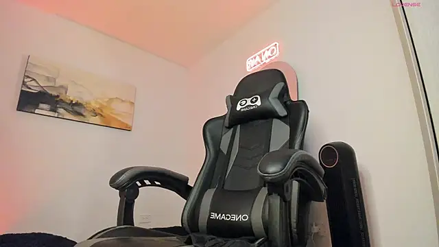 Snapshot of LucianSinclair chatting on 12-27-24, 03:42 LucianSinclair online show from 12-27-24, 03:42