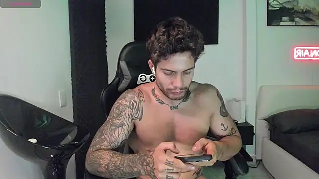 Snapshot of LucianSinclair chatting on 12-02-25, 04:07 LucianSinclair online show from 12-02-25, 04:07