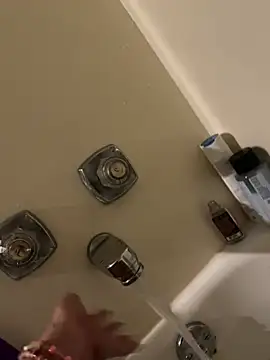 Snapshot of Everlyrose27 chatting on 02-05-25, 08:04 Everlyrose27 online show from 02-05-25, 08:04