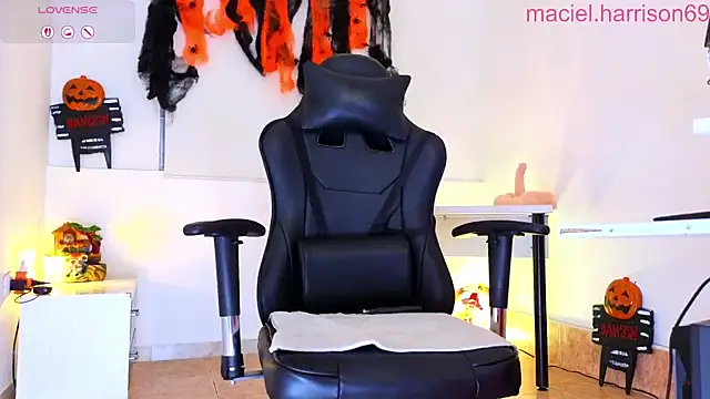 Snapshot of MacielHarrison chatting on 10-18-25, 12:57 MacielHarrison online show from 10-18-25, 12:57