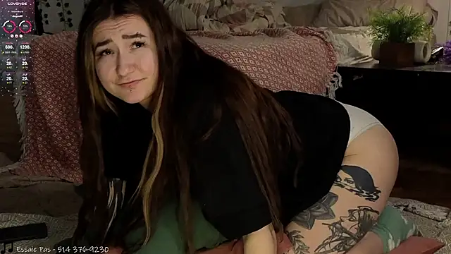 Snapshot of Megan__Hart chatting on 12-22-24, 11:00 Megan Hart online show from 12-22-24, 11:00