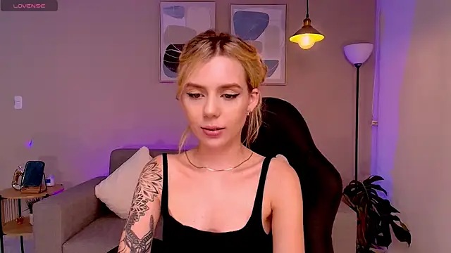 Snapshot of MirandaShaw chatting on 01-13-25, 11:49 MirandaShaw online show from 01-13-25, 11:49