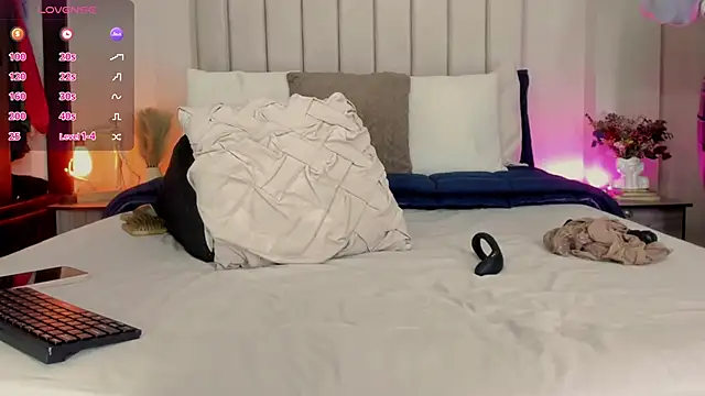 Snapshot of romina-brunette chatting on 11-25-25, 07:14 romina-brunette online show from 11-25-25, 07:14