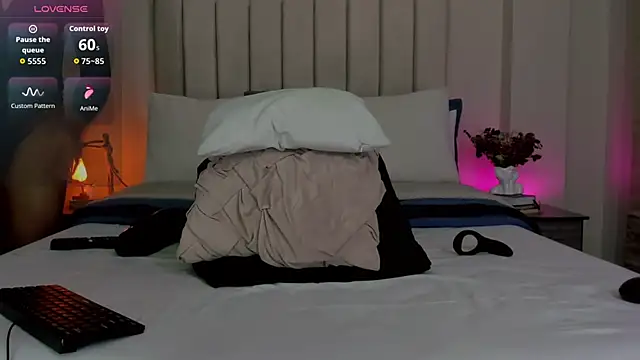 Snapshot of romina-brunette chatting on 01-15-26, 07:28 romina-brunette online show from 01-15-26, 07:28