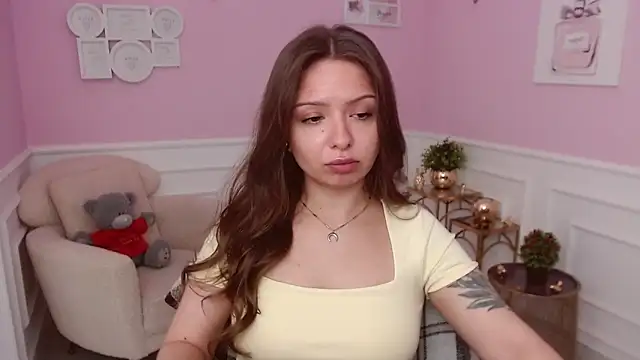 Snapshot of LucySkilar chatting on 06-12-26, 04:22 LucySkilar online show from 06-12-26, 04:22