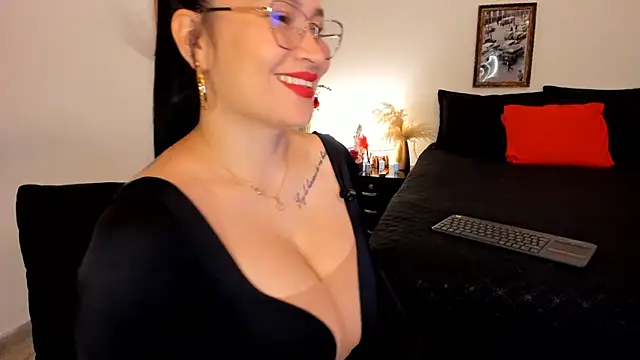 Snapshot of leslie_k chatting on 03-15-25, 11:28 leslie k online show from 03-15-25, 11:28