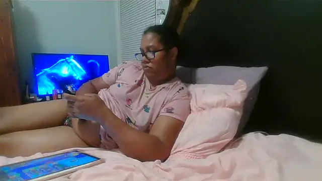 Snapshot of ebonyred chatting on 04-28-26, 02:10 ebonyred online show from 04-28-26, 02:10