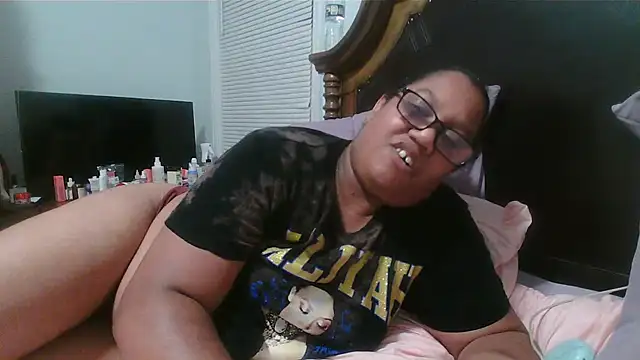 Snapshot of ebonyred chatting on 04-30-26, 01:01 ebonyred online show from 04-30-26, 01:01