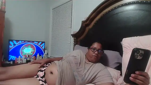 Snapshot of ebonyred chatting on 05-07-26, 01:11 ebonyred online show from 05-07-26, 01:11