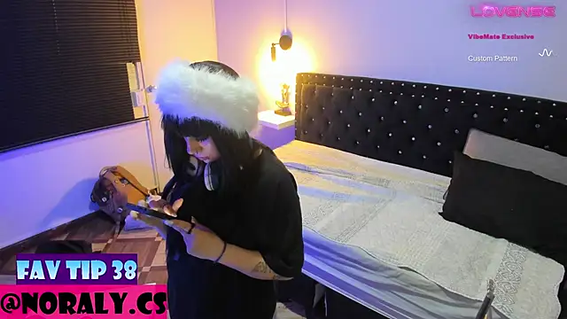 Snapshot of hey_noraly chatting on 12-14-25, 04:07 hey noraly online show from 12-14-25, 04:07