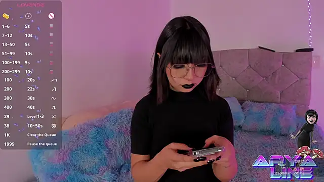 Snapshot of arysUwU chatting on 10-25-25, 01:24 arysUwU online show from 10-25-25, 01:24