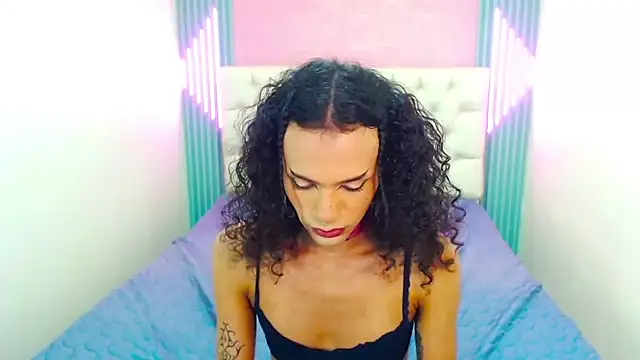 Snapshot of Foxy_Ella_ chatting on 10-28-25, 03:36 Foxy Ella online show from 10-28-25, 03:36