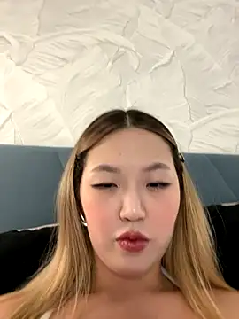 Snapshot of Aiko_Yumi chatting on 11-26-25, 10:00 Aiko Yumi online show from 11-26-25, 10:00