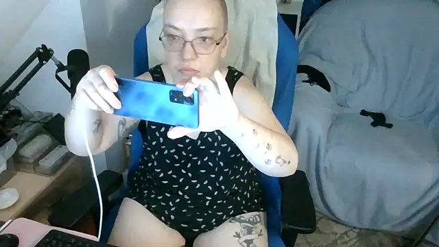 Snapshot of Isabella_Geney chatting on 06-30-26, 04:19 Isabella Geney online show from 06-30-26, 04:19