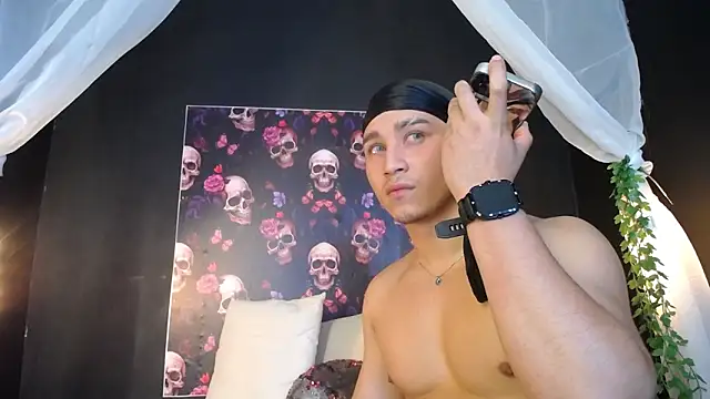 Snapshot of francesco_evan chatting on 01-10-25, 02:45 francesco evan online show from 01-10-25, 02:45