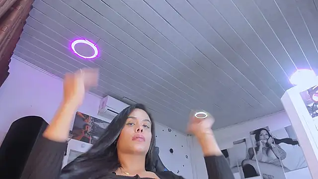 Snapshot of LatinVenuz chatting on 02-09-25, 10:53 LatinVenuz online show from 02-09-25, 10:53