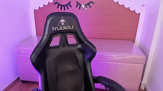 Snapshot of carlie_mayer_v chatting on 09-16-25, 04:13 carlie mayer v online show from 09-16-25, 04:13