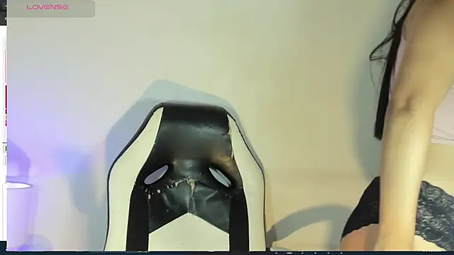 bella hadid1  online show from 02-25-25, 03:52