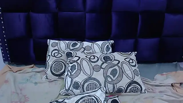 Snapshot of LindaKardi chatting on 09-20-25, 12:28 LindaKardi online show from 09-20-25, 12:28