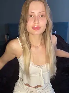 Snapshot of Sweet__Milly chatting on 12-17-24, 10:23 Sweet Milly online show from 12-17-24, 10:23