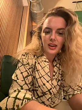 Snapshot of LexyGold chatting on 10-10-25, 04:17 LexyGold online show from 10-10-25, 04:17