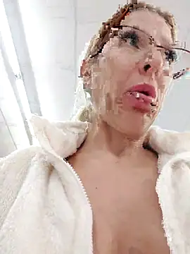 Snapshot of blondyruby chatting on 11-12-25, 05:24 blondyruby online show from 11-12-25, 05:24