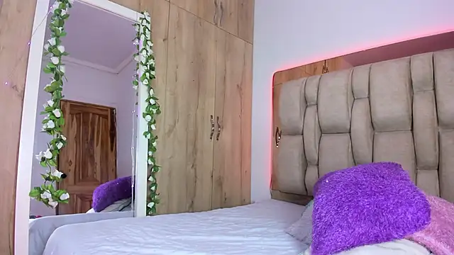 Snapshot of Violeta_rosex chatting on 10-01-25, 12:27 Violeta rosex online show from 10-01-25, 12:27