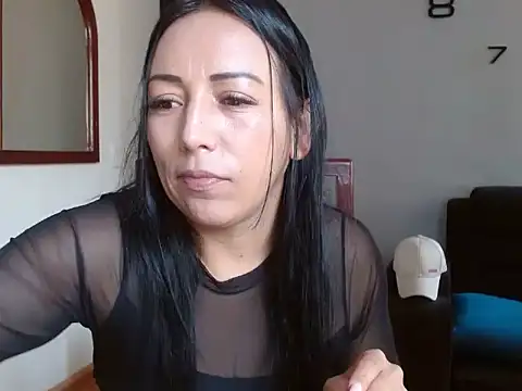 Snapshot of Laura_martin_ chatting on 02-18-25, 02:06 Laura martin online show from 02-18-25, 02:06