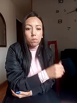 Snapshot of Laura_martin_ chatting on 03-07-25, 08:44 Laura martin online show from 03-07-25, 08:44