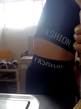 Snapshot of Laura_martin_ chatting on 10-18-25, 05:35 Laura martin online show from 10-18-25, 05:35