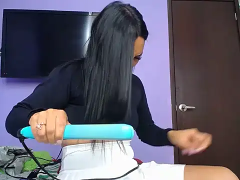 Snapshot of Laura_martin_ chatting on 10-20-25, 03:01 Laura martin online show from 10-20-25, 03:01