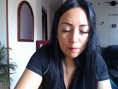 Snapshot of Laura_martin_ chatting on 06-12-26, 02:16 Laura martin online show from 06-12-26, 02:16