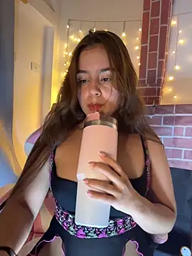 Juanelopez1 online show from 06-19-26, 03:33